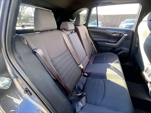 Used 2022 Toyota RAV4 SE image 32