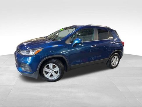 Used 2020 Chevrolet Trax LT w/ Driver Confidence Package FWD image 3