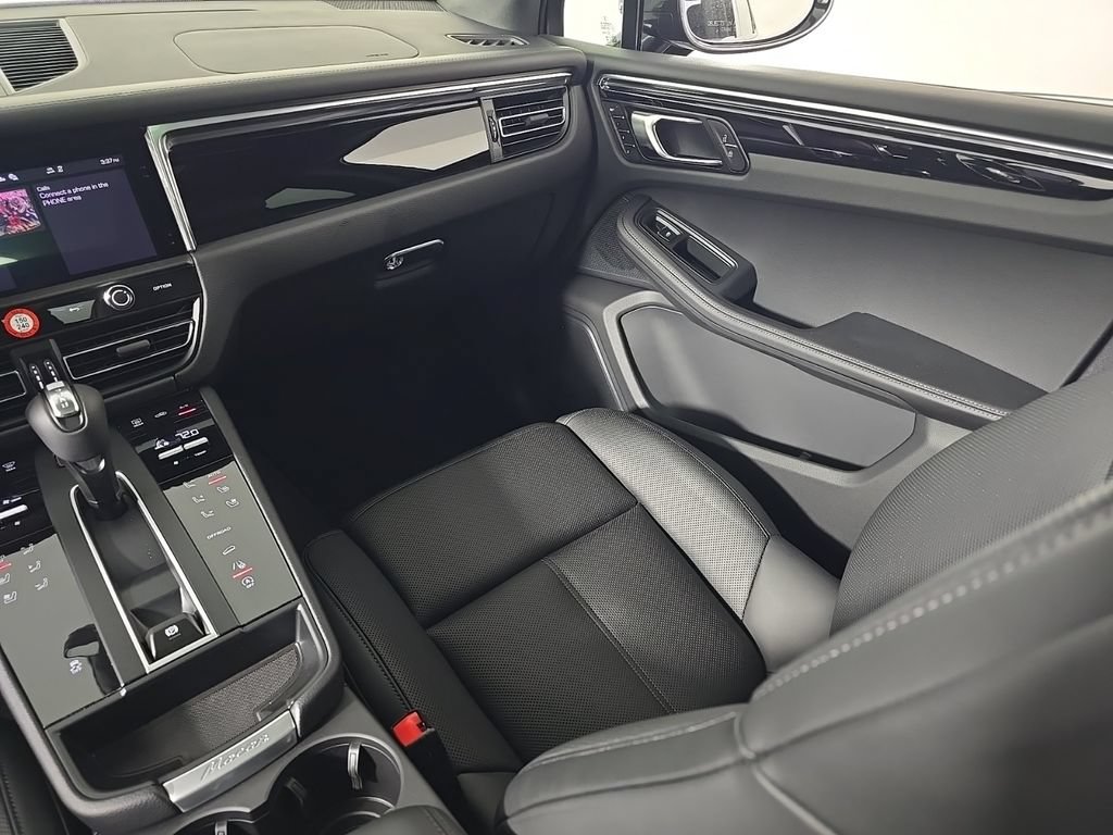Certified 2026 Porsche Macan AWD/4WD image 24