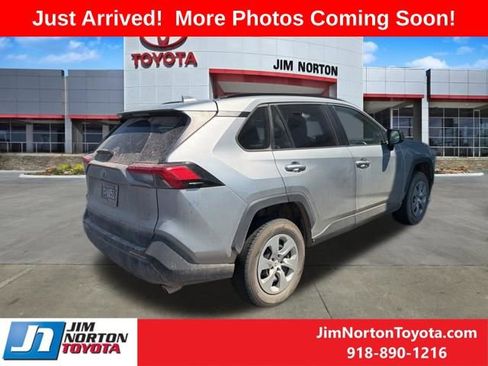 Used 2021 Toyota RAV4 LE AWD/4WD image 3