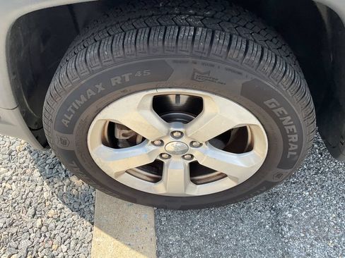 Used 2018 Jeep Compass Latitude w/ Popular Equipment Group AWD/4WD image 5