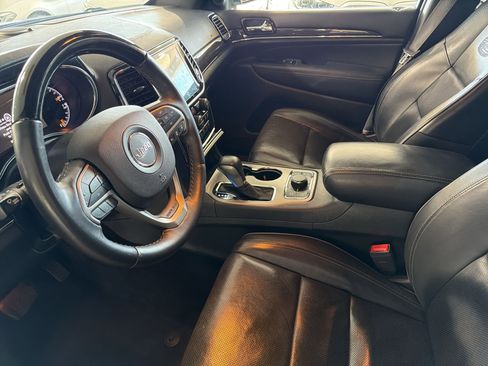 Used 2019 Jeep Grand Cherokee Overland AWD/4WD image 4