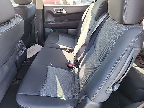 Used 2017 Nissan Pathfinder S image 11