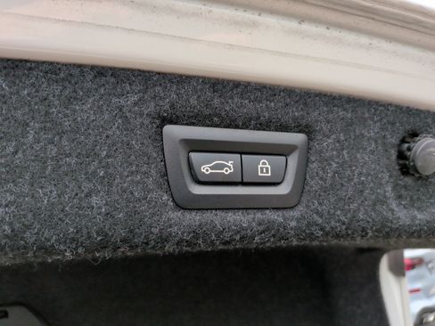 Used 2022 BMW M550i xDrive w/ Dynamic Handling Package image 39