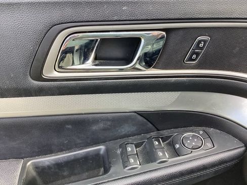 Used 2017 Ford Explorer XLT w/ Equipment Group 202A AWD/4WD image 25