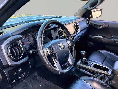 Used 2020 Toyota Tacoma TRD Sport w/ TRD Premium Sport Package AWD/4WD image 15