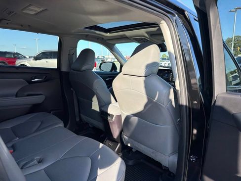 Used 2022 Toyota Highlander XLE AWD/4WD image 20