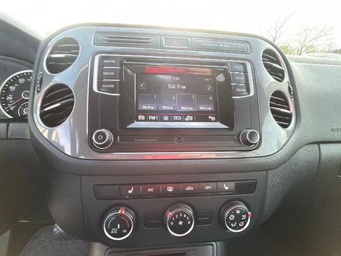 Used 2016 Volkswagen Tiguan SE image 39