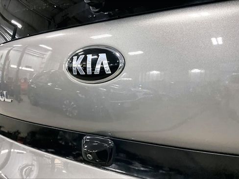 Used 2018 Kia Soul + image 9
