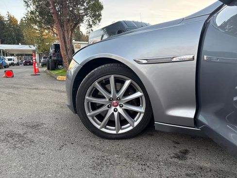 Used 2011 Jaguar XJ image 24