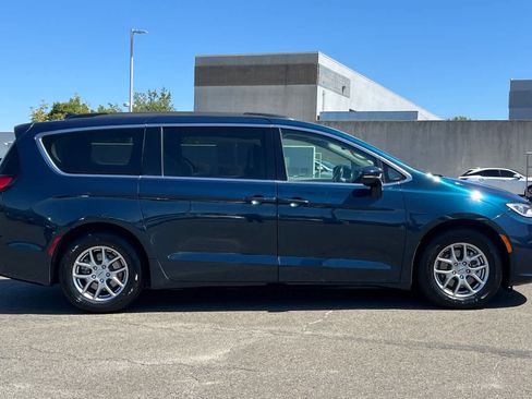 Used 2021 Chrysler Pacifica Touring w/ Uconnect Theater Family Group FWD image 6