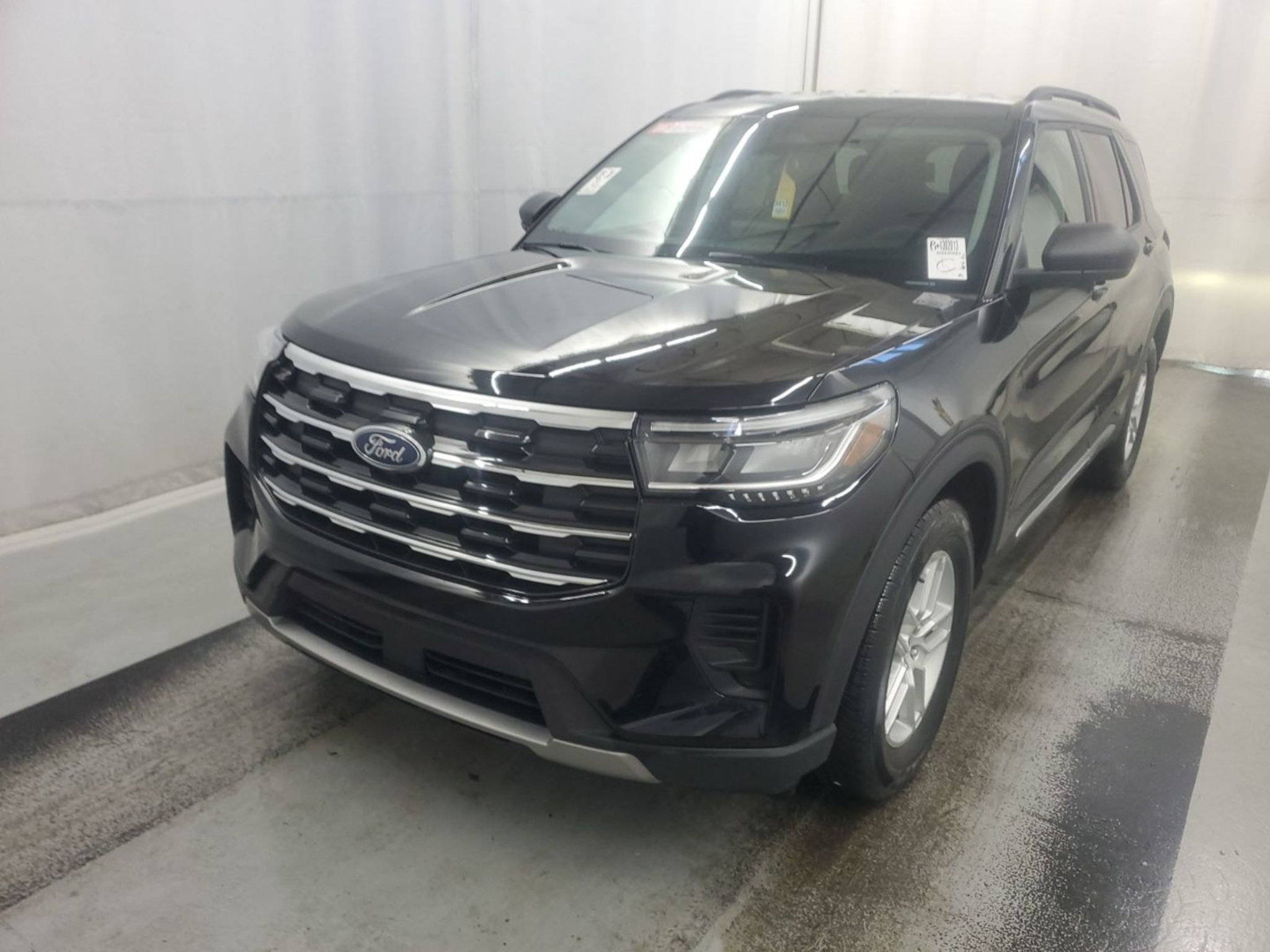 Used 2025 Ford Explorer Active AWD/4WD image 1