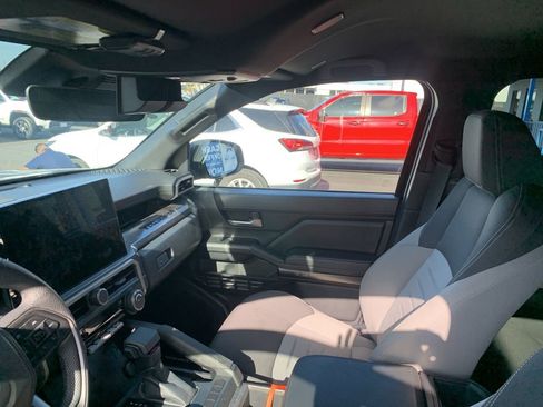 Used 2025 Toyota Tacoma TRD Sport AWD/4WD image 15