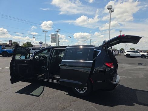 Used 2025 Chrysler Pacifica Select FWD image 13