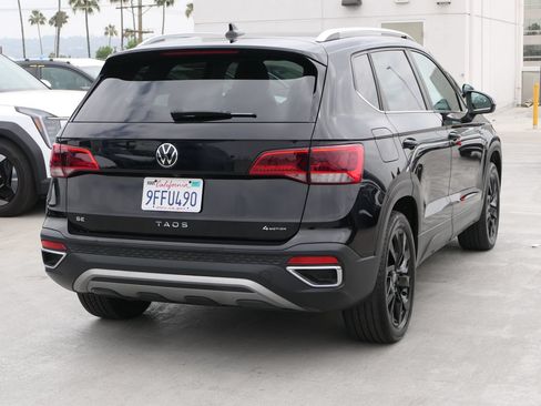Used 2023 Volkswagen Taos SE w/ Panoramic Sunroof Package AWD/4WD image 3