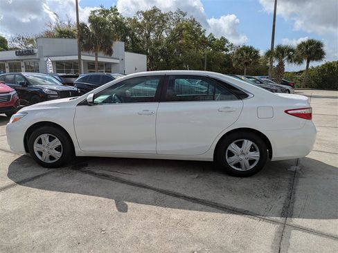 Used 2015 Toyota Camry LE image 7