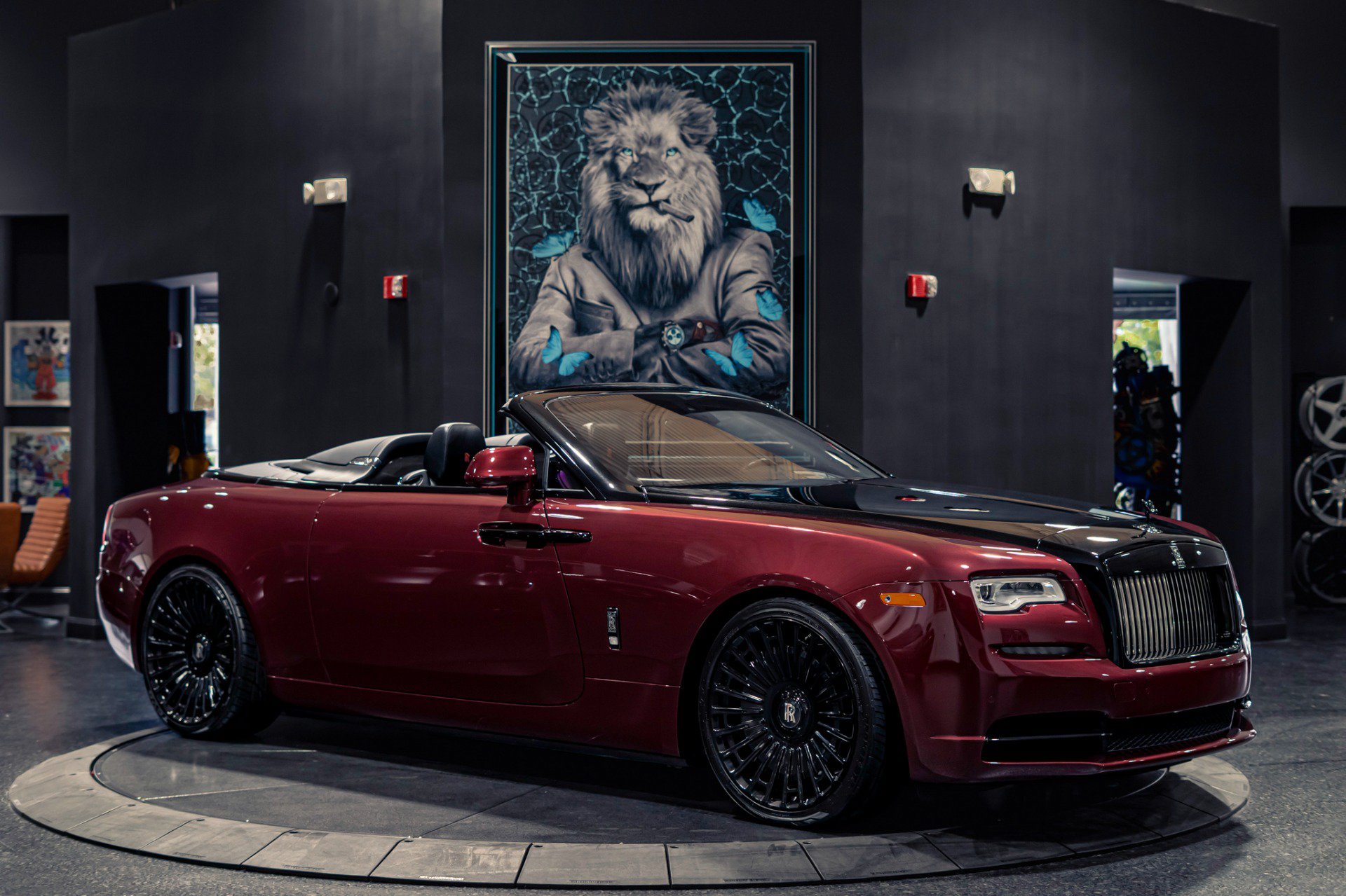 Used 2019 Rolls-Royce Dawn RWD image 40