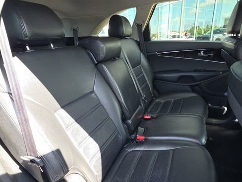 Used 2019 Kia Sorento FWD image 8
