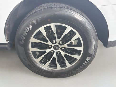 Used 2025 Ford Expedition Platinum AWD/4WD image 11