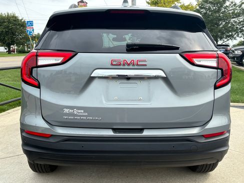 Used 2024 GMC Terrain SLE w/ Driver Convenience Package FWD image 6