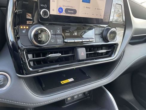 Used 2024 Toyota Highlander XLE image 32