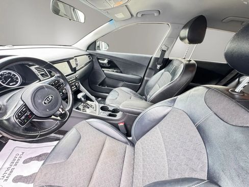 Used 2017 Kia Niro EX FWD image 8
