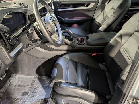 Certified 2025 Porsche Cayenne S image 5