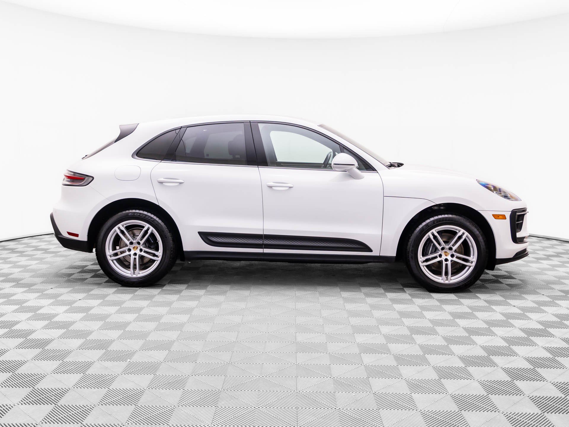 Certified 2023 Porsche Macan AWD/4WD image 7