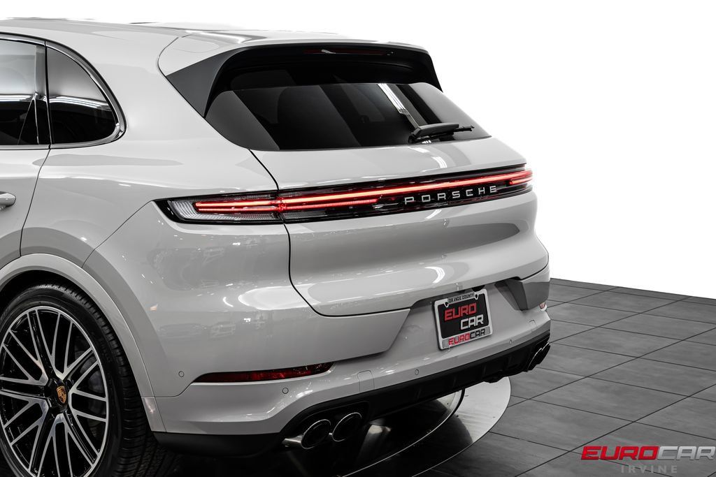 Used 2025 Porsche Cayenne AWD/4WD image 15