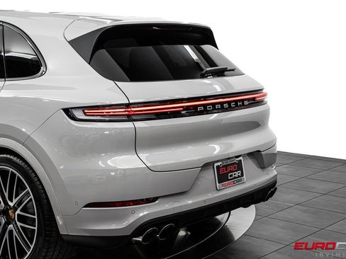 Used 2025 Porsche Cayenne AWD/4WD image 15