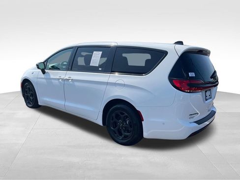 Used 2024 Chrysler Pacifica Limited FWD image 3