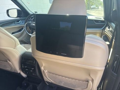 Used 2023 Jeep Grand Cherokee L Limited w/ Luxury Tech Group II AWD/4WD image 7