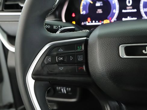 Used 2023 Jeep Grand Cherokee L Laredo image 11