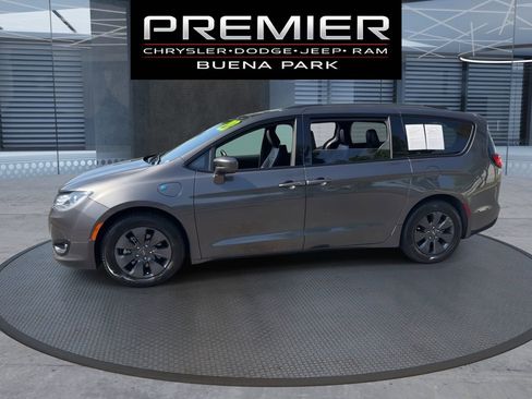 Used 2020 Chrysler Pacifica Touring-L w/ S Appearance Package FWD image 5