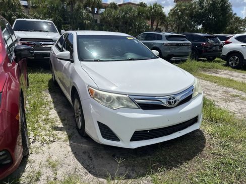 Used 2013 Toyota Camry LE FWD image 2