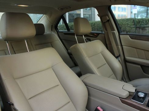 Used 2011 Mercedes-Benz E 350 4MATIC Sedan image 24
