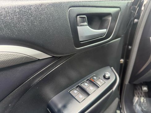 Used 2017 Toyota Highlander SE image 40