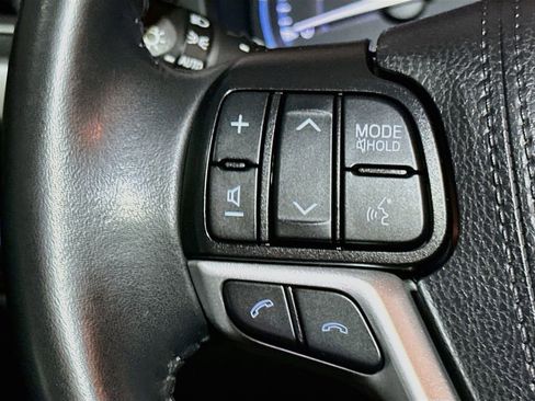 Used 2019 Toyota Highlander XLE AWD/4WD image 30