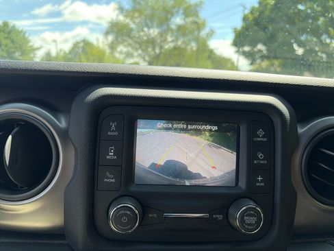 Used 2020 Jeep Wrangler Sport AWD/4WD image 32