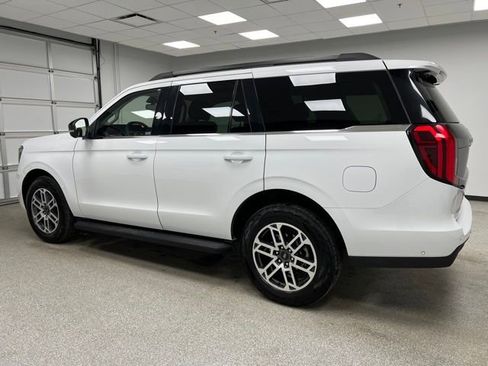 Used 2025 Ford Expedition Active AWD/4WD image 6