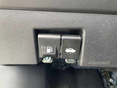 Used 2025 Nissan Versa SV FWD image 17