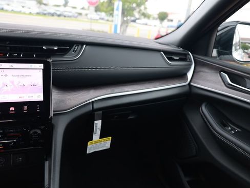 New 2025 Jeep Grand Cherokee Limited image 25