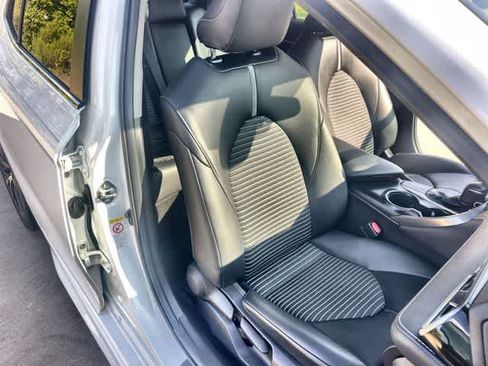 Used 2019 Toyota Camry SE FWD image 12