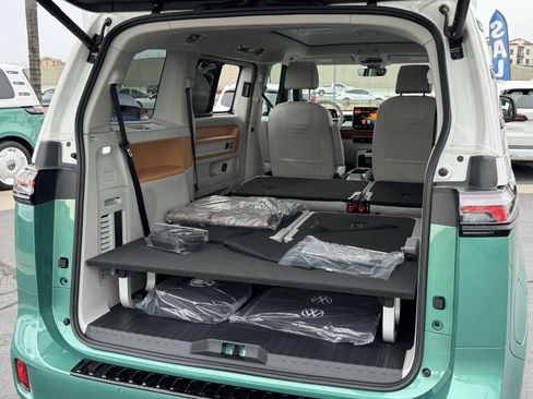 Used 2025 Volkswagen ID. Buzz 1st Edition image 43