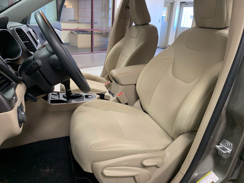 Used 2019 Jeep Cherokee Latitude w/ Popular Appearance Group FWD image 7