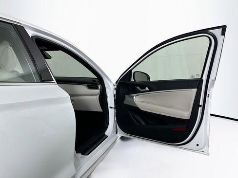 Used 2025 Genesis G70 2.5T image 32