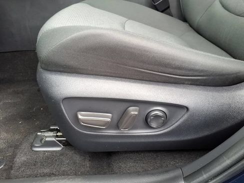Used 2025 Toyota RAV4 XLE AWD/4WD image 4