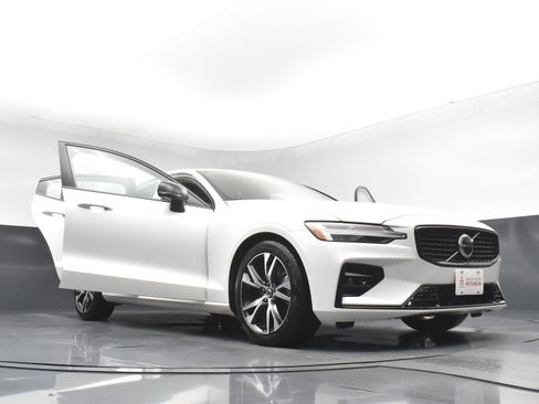 Used 2024 Volvo S60 B5 Core image 32