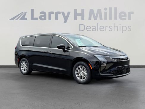 New 2027 Chrysler Pacifica Select FWD image 8
