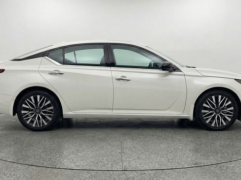 Used 2025 Nissan Altima 2.5 SV FWD image 11